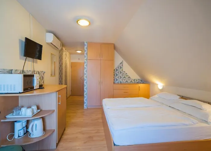 住宿加早餐酒店 Jade Panzio Balatonföldvár